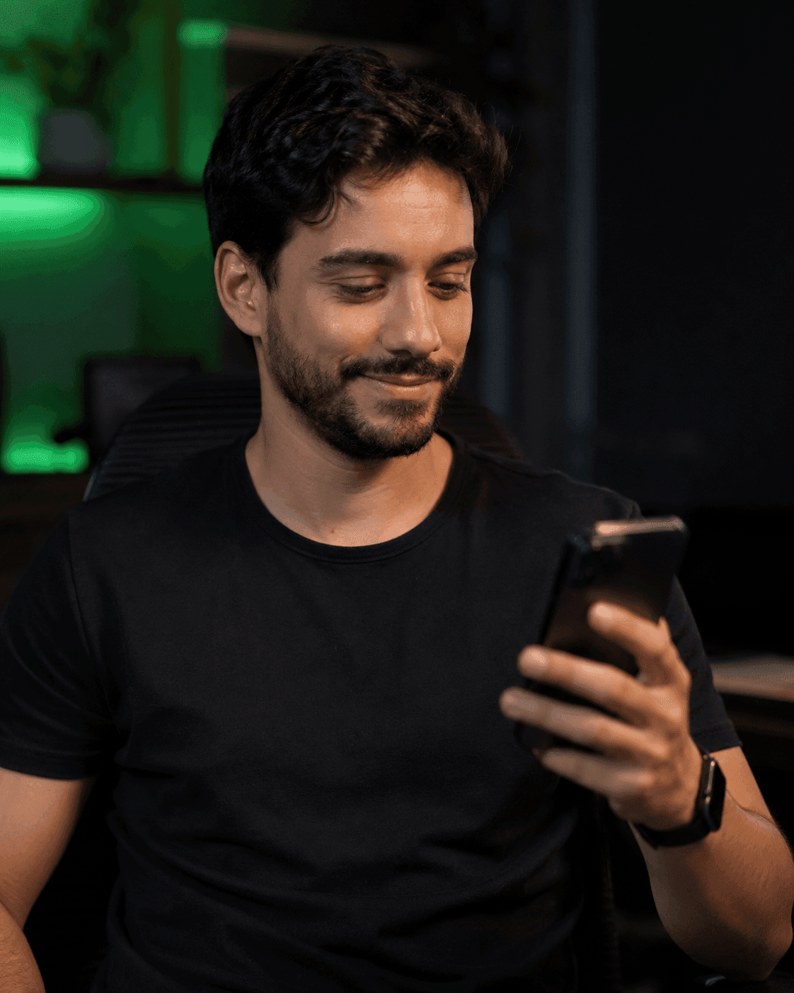 Lojista sorrindo ao ver uma venda aprovada no celular
